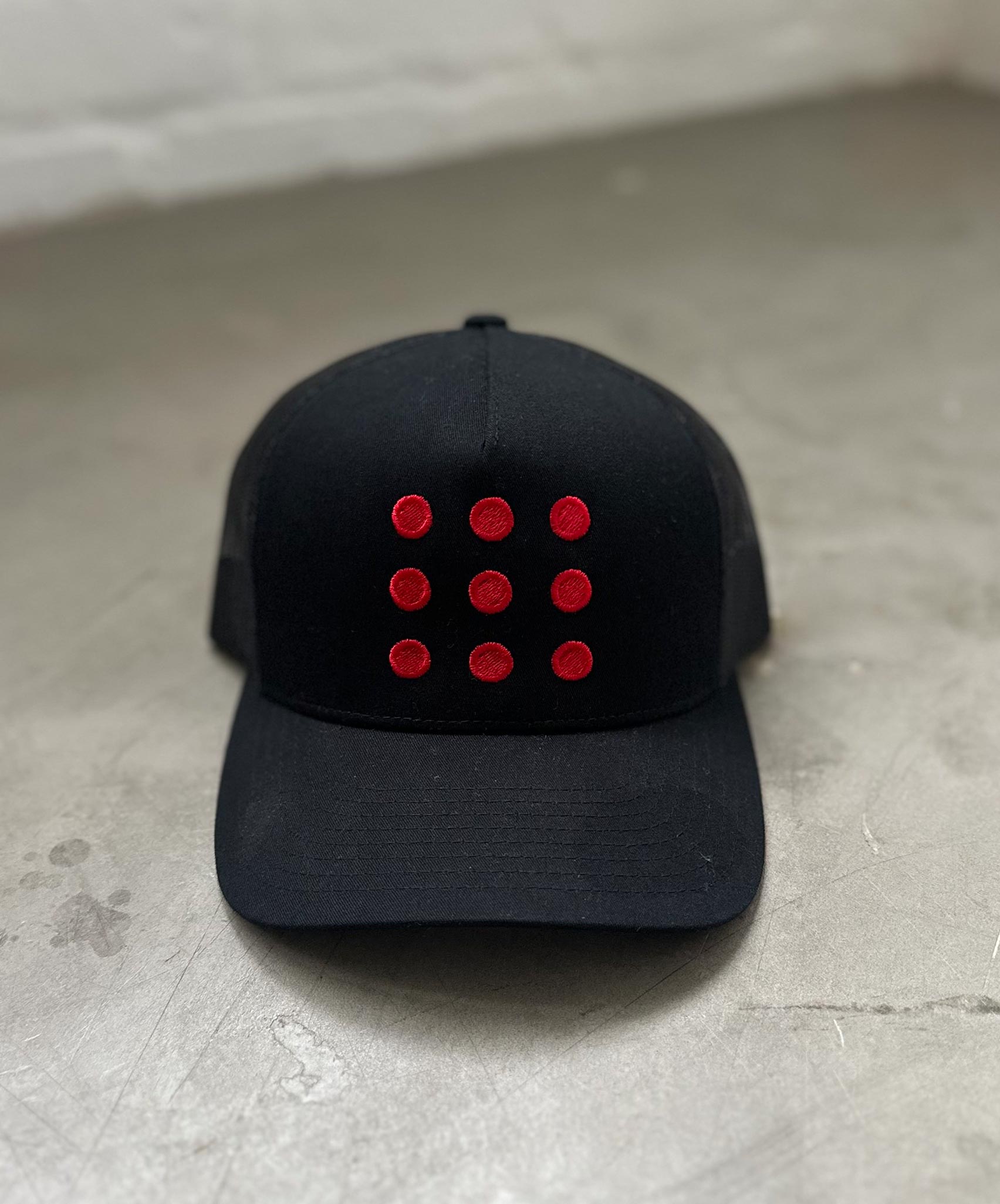 BOLD INFINITY TRUCKER CAP - BLACK