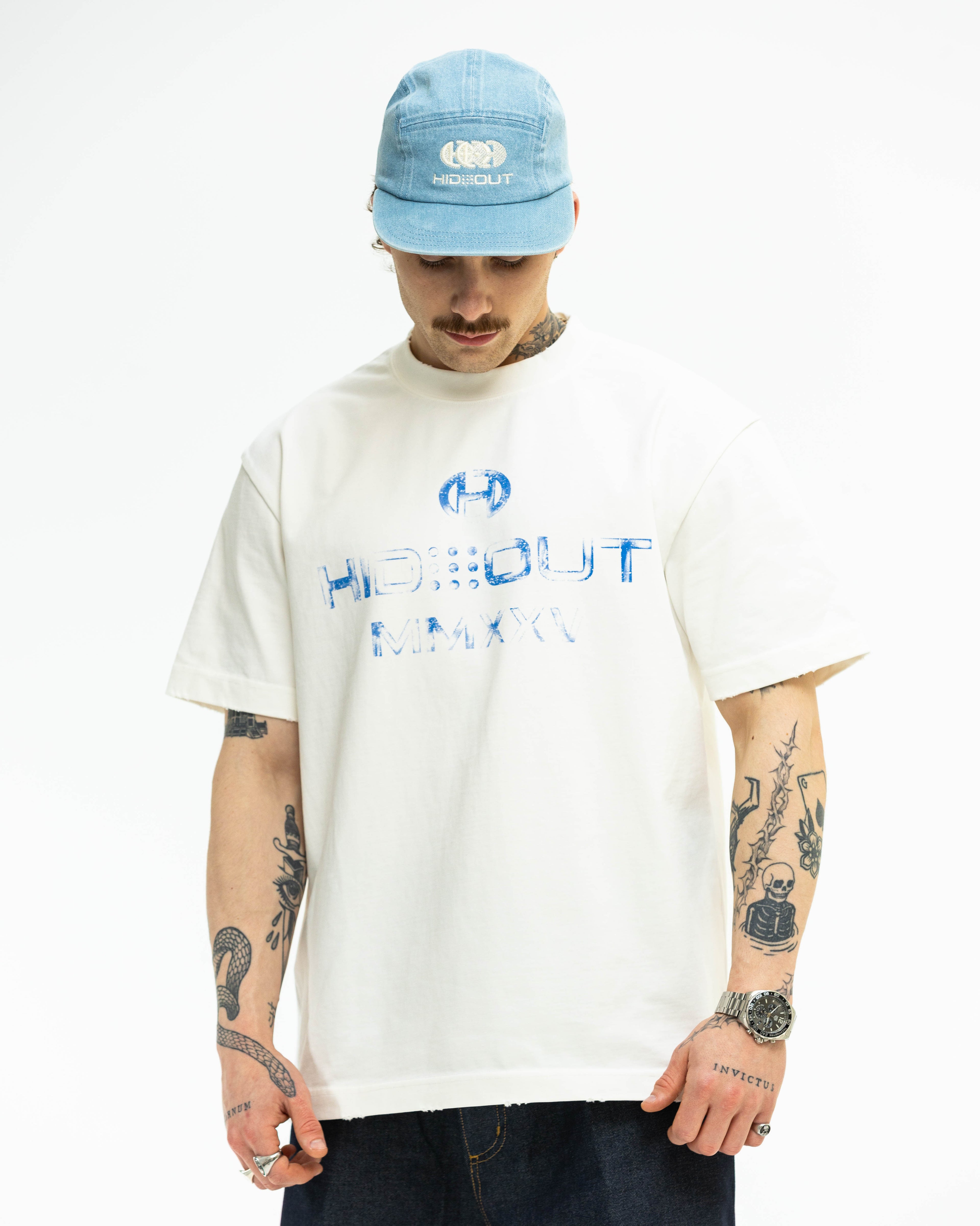 Model wearing Hidden Hideout ARLO -CAP 5 PANEL FLAT VISOR- Light Denim