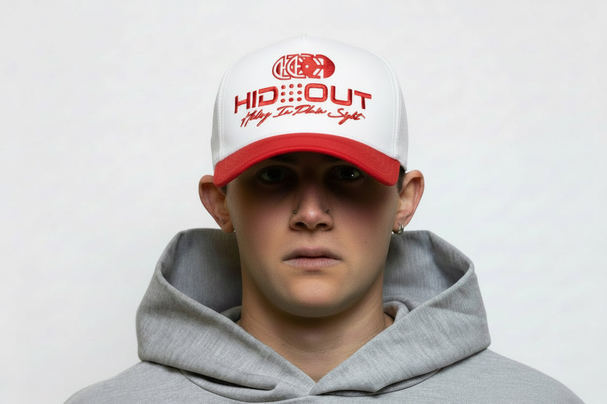 Man wearing SYLO CAP - 5 PANEL TWO TONE( NAT/RED