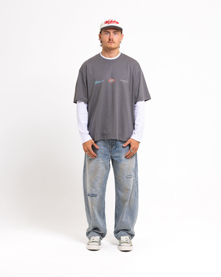 SERVICES T-SHIRT -GRAPHITE/RED